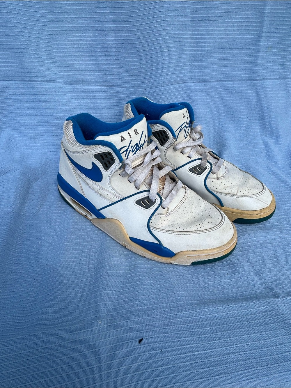 VTG. Nike White and Blue Air Flight Men's Basketball Sneakers